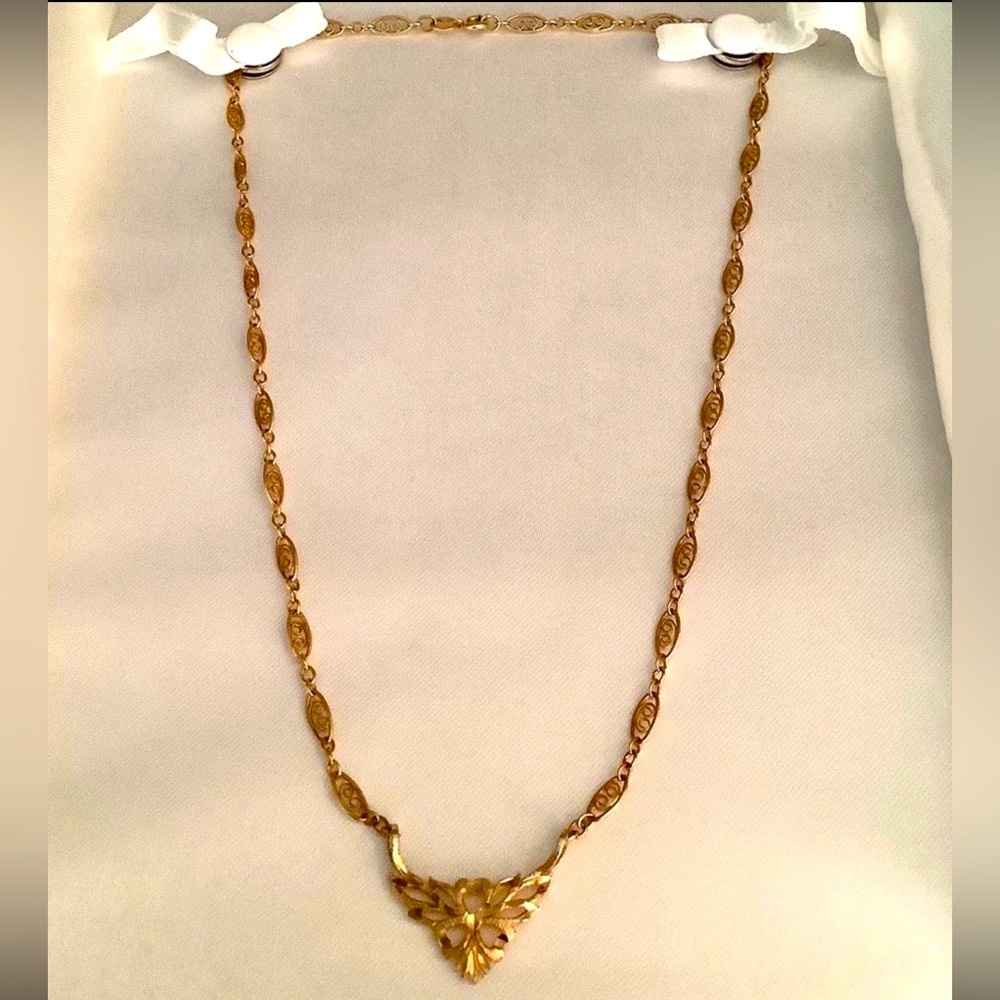 14k YG Vintage Filigree Trefoil Necklace 😍